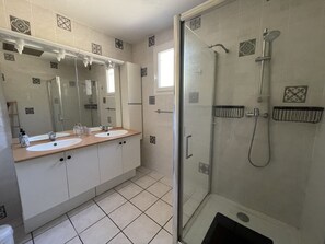 Articles de toilette gratuits, sèche-cheveux, serviettes fournies