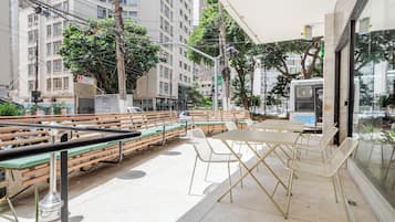 供應早餐、午餐及晚餐