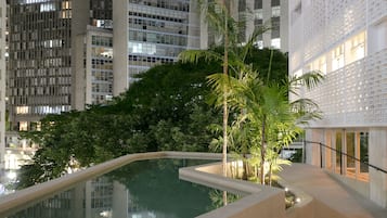 室外泳池;08:00 至 22:00 開放;泳池傘、躺椅