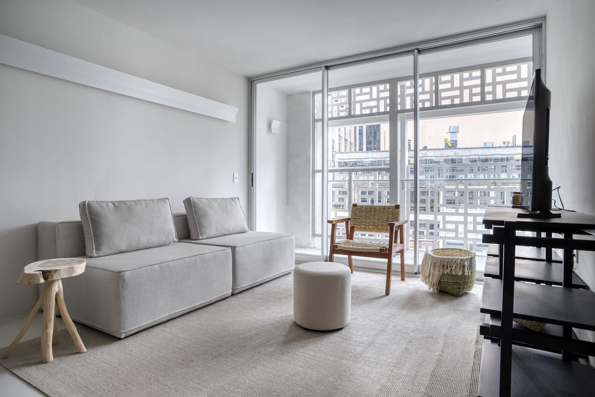 Habitación Deluxe | Zona de estar | Smart TV de 42 pulgadas con canales digitales, Netflix