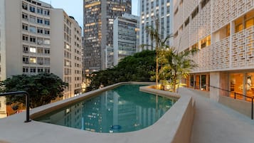 室外游泳池,08:00 至 22:00 开放,池畔遮阳伞,日光浴躺椅