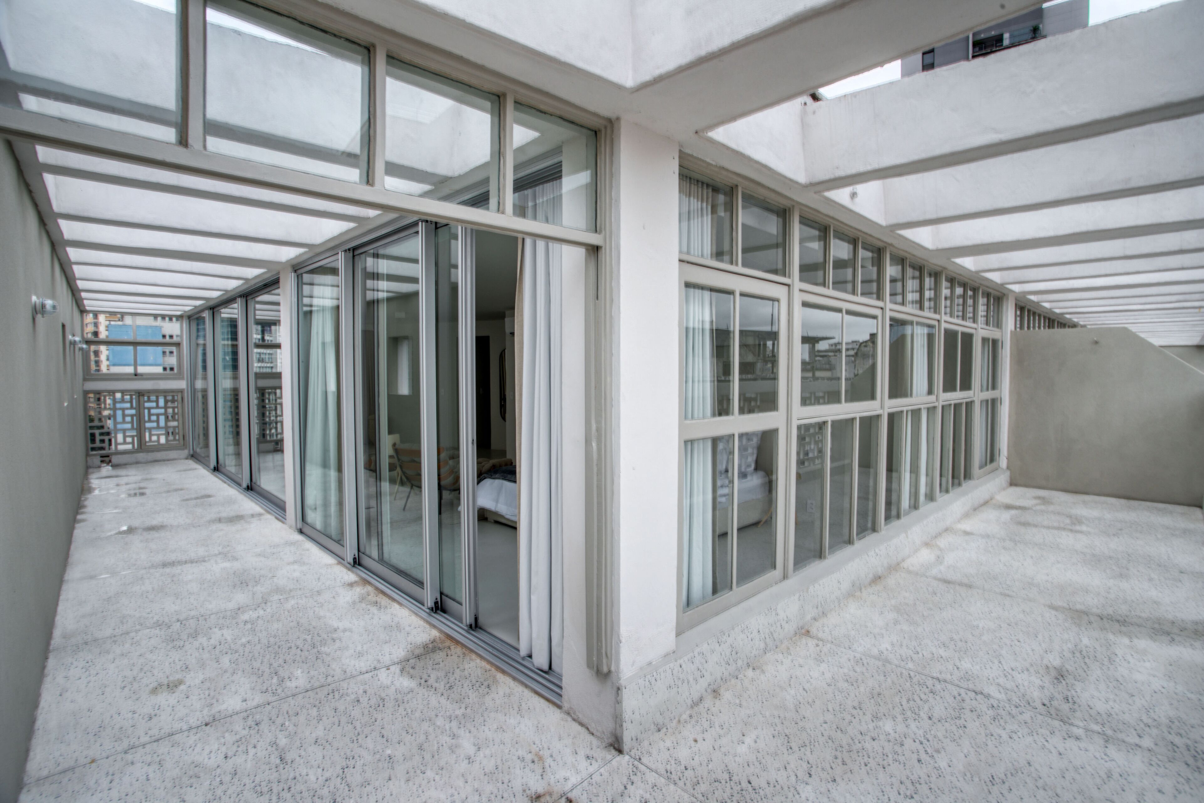 Un edificio moderno con ampie finestre in vetro e un pavimento in cemento.
