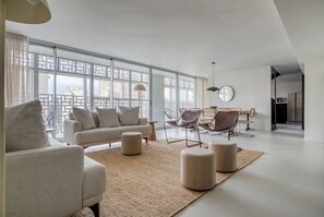 Panoramic Room | Living area