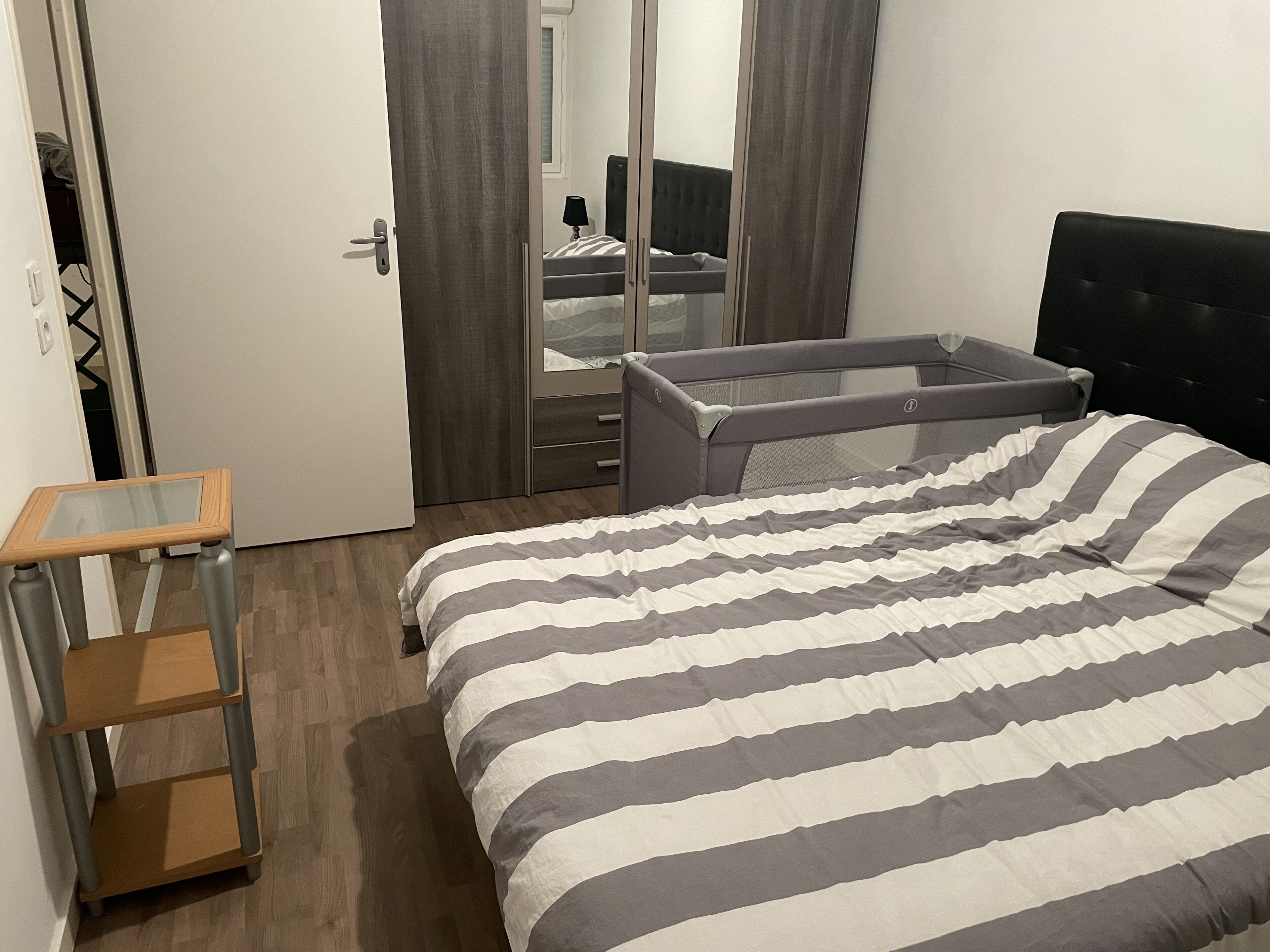 2 slaapkamers, een strijkplank/strijkijzer, wifi, beddengoed