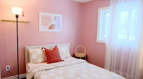 Decorated rooms near airport - free parking
