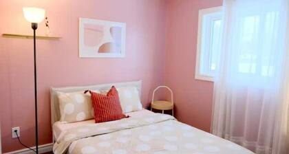Decorated rooms near airport - free parking