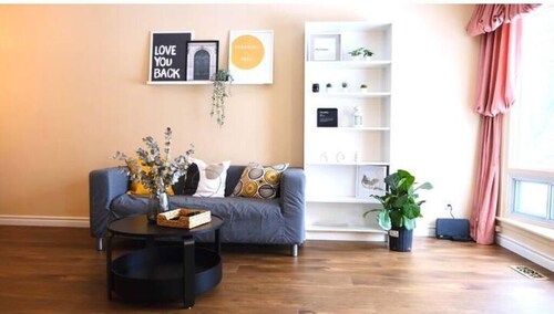 Decorated rooms near airport - free parking