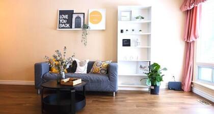 Decorated rooms near airport - free parking