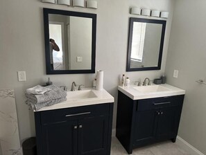 Hårføner, såpe og toalettpapir