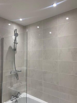 Apartment | Bathroom | Combined shower/bathtub, deep-soaking bathtub, hair dryer, towels