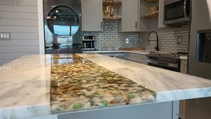 Mikrobølgeovn, ovn, kokeplater og oppvaskmaskin