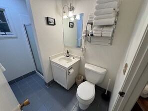 Douche, sèche-cheveux, serviettes fournies, savon