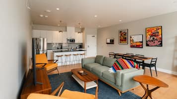 Loft superluxo, 2 quartos | Área de estar | Smart TV 65 polegadas com canais digitais