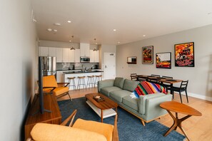 ラグジュアリー ロフト 2 ベッドルーム | リビング エリア | 65 インチのスマートテレビ (デジタル放送視聴可)