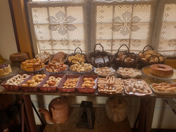 Free daily buffet breakfast 