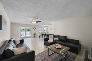 Smart TV - Beautiful Family Pool House  Heated Pool (Largo)