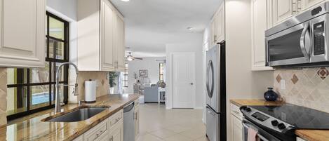 冷蔵庫、電子レンジ、オーブン、食器洗い機