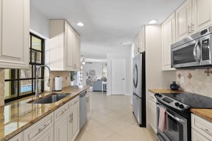 Kühlschrank, Mikrowelle, Ofen, Geschirrspüler