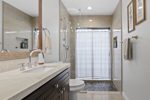 Regadera, secadora de cabello, toallas, jabón 