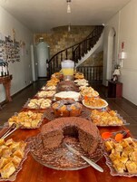 包含每日自助早餐