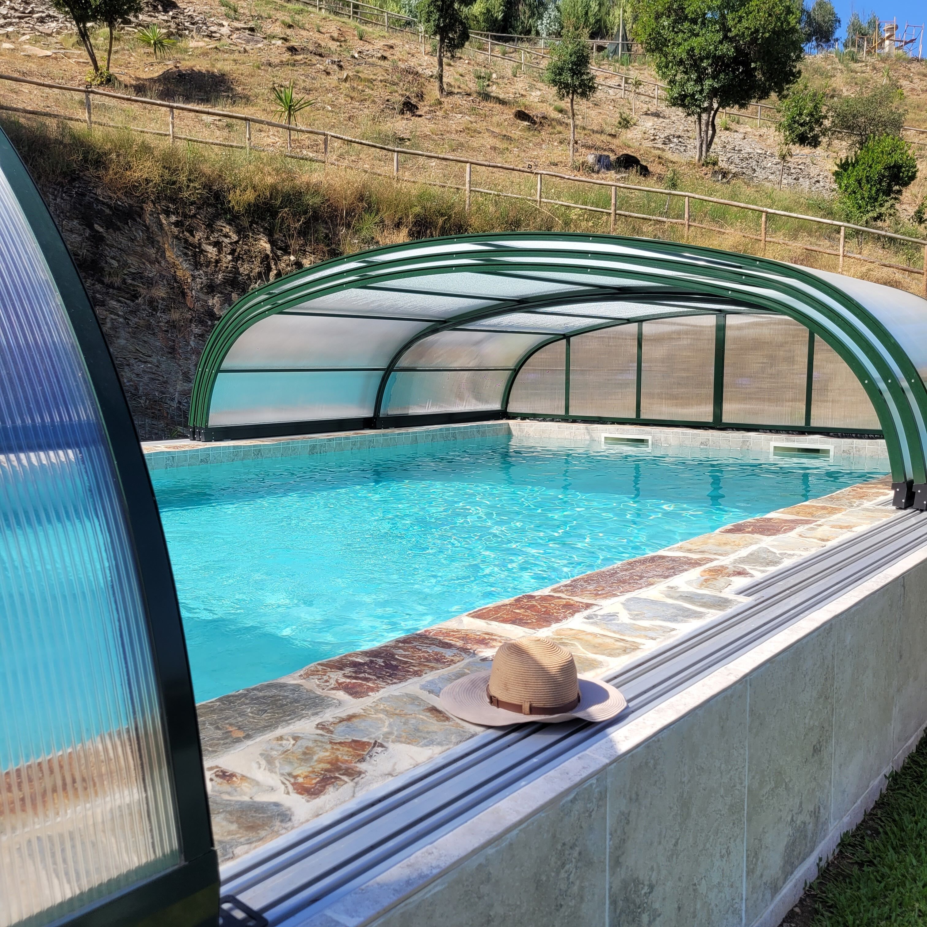 Una piscina al aire libre