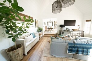 Smart TV, fireplace - Cozy Laguna Beach Cottage 3min walk to the ocean and 7min walk to the village!  (Laguna Beach)