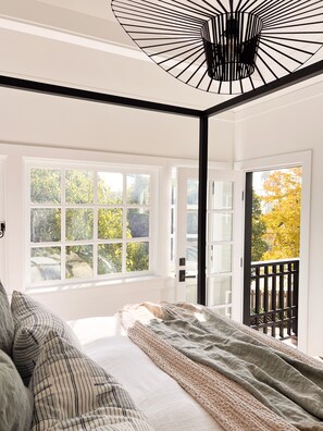 3 bedrooms, desk, iron/ironing board, free WiFi - Cozy Laguna Beach Cottage 3min walk to the ocean and 7min walk to the village!  (Laguna Beach)