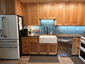 Astianpesukone, vedenkeitin, tehosekoitin