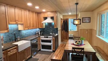 Dishwasher, electric kettle, blender, cookware/dishes/utensils