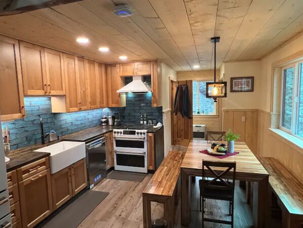 Astianpesukone, vedenkeitin, tehosekoitin