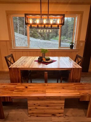 Dining - Oz Lodge: Tiehacker Chalet.

 (Seward)