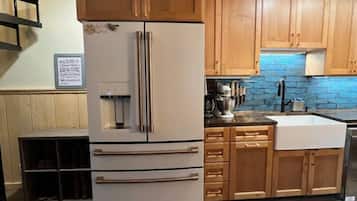 Dishwasher, electric kettle, blender, cookware/dishes/utensils