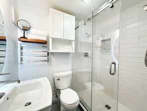 Regadera, secadora de cabello, toallas, papel de baño