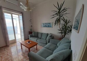 Living area - Casa Maria Cristina, view towards Capri ♡ 2

 (Snohomish)