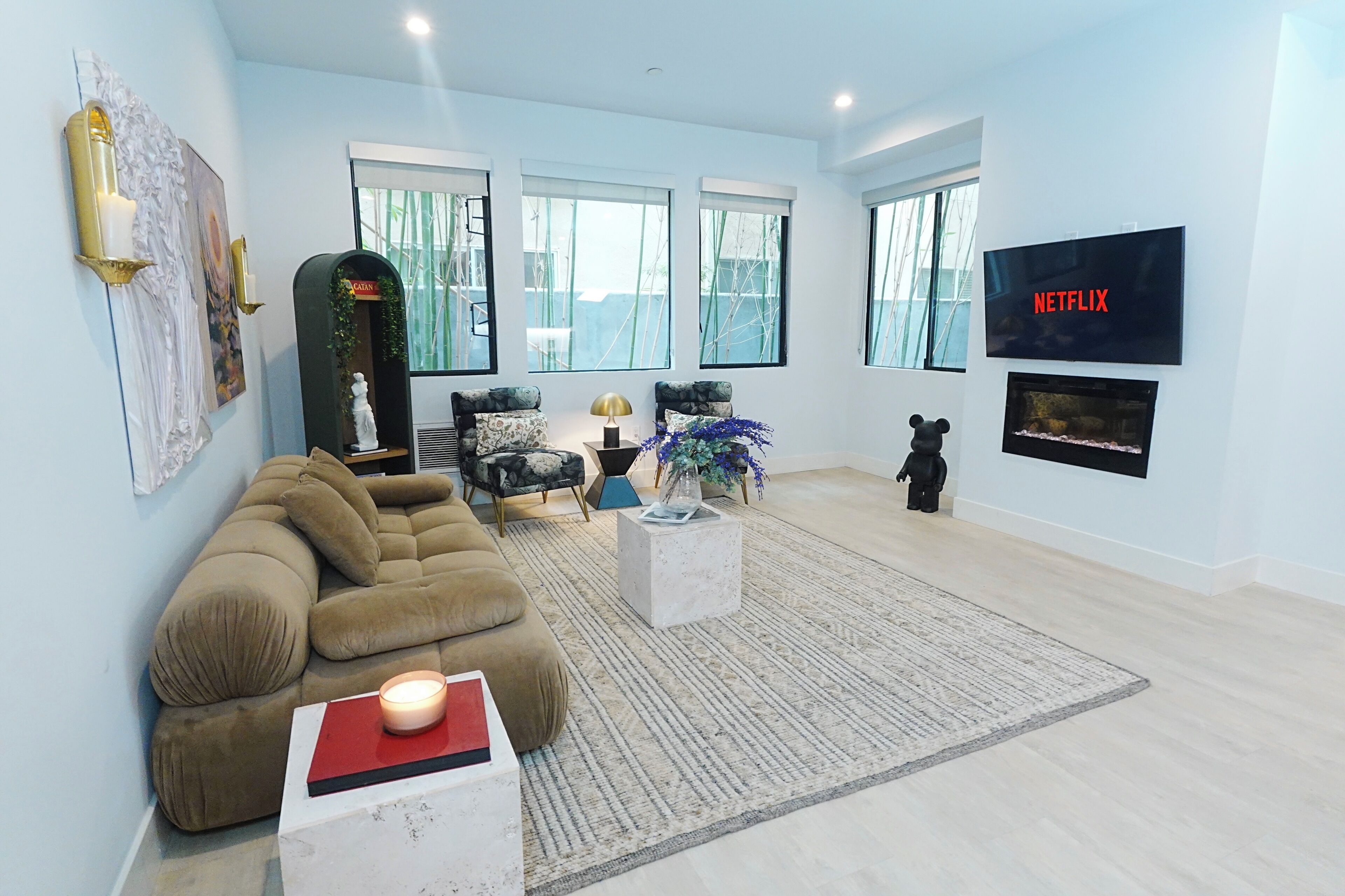 Una Smart TV, una chimenea