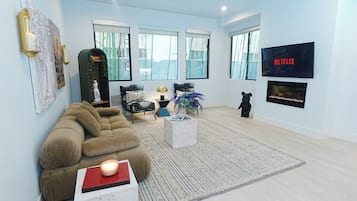 Una Smart TV, una chimenea