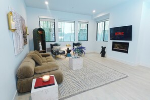 Smart TV, fireplace - Luxury Retreat Near Beverly Hills — EV Parking + King Bed (Beverly Hills)