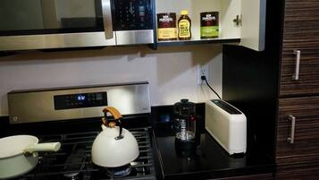 冰箱、微波炉、烤箱、炉灶