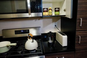 Fridge, microwave, oven, stovetop - Luxury Beverly Hills Hollywood Oasis (Beverly Hills)