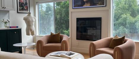 Smart TV y chimenea