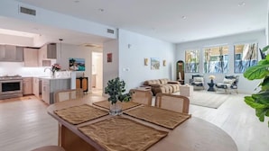 Un espacio habitable moderno con cocina, comedor y zona de estar.