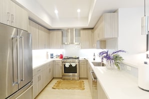 Fridge, microwave, oven, stovetop - Luxury Retreat Near Beverly Hills — EV Parking + King Bed (Beverly Hills)
