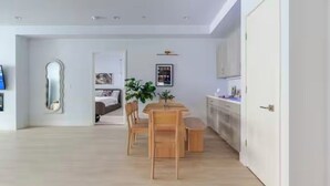 Un interior moderno con comedor, cocina y dormitorio.