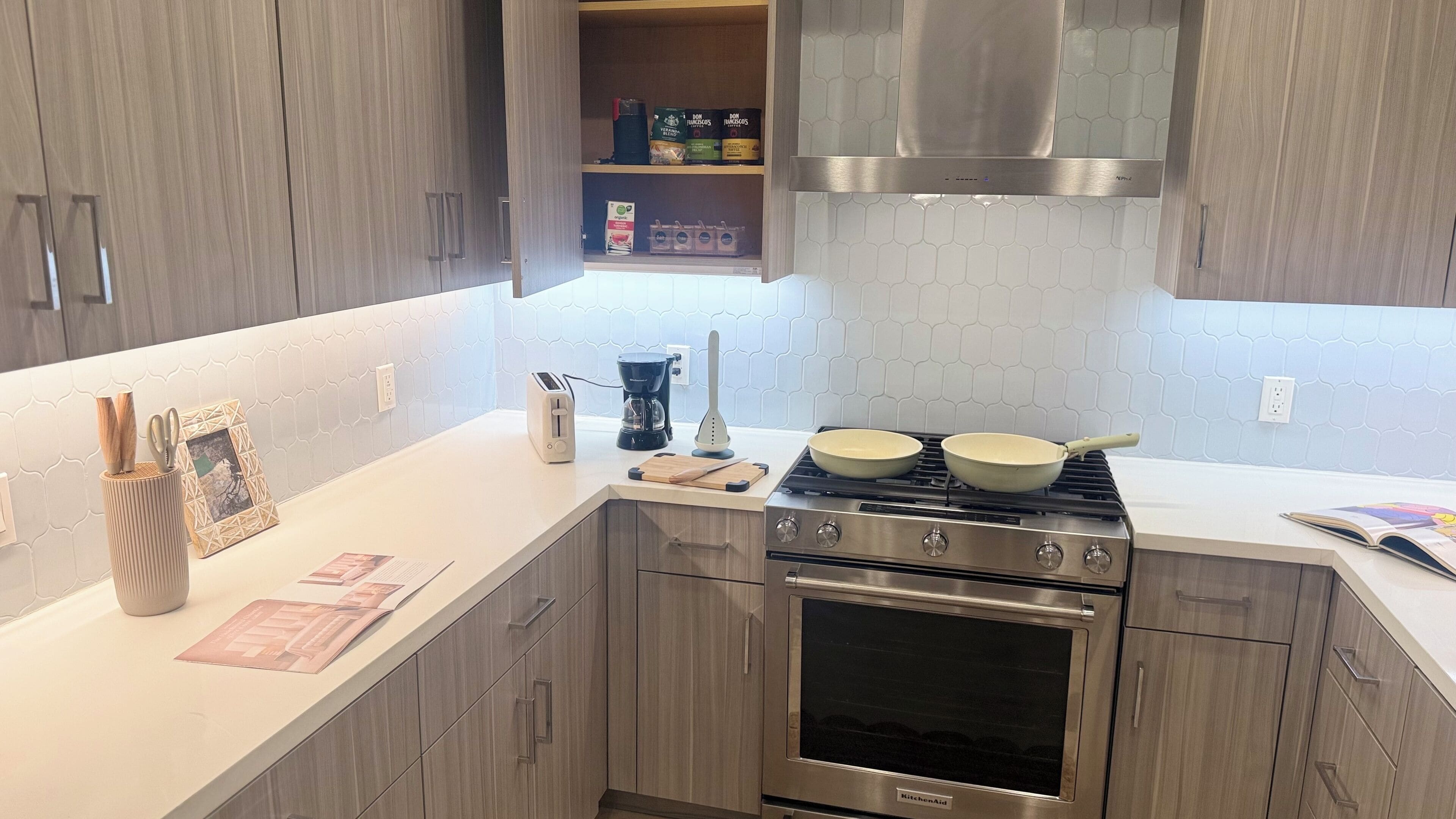 Refrigerador, microondas, horno, placa de cocina