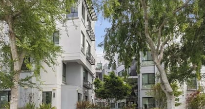 Luxury Retreat Near Beverly Hills — EV Parking + King Bed