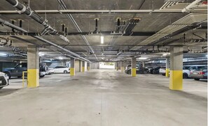 Property grounds - Luxury Retreat Near Beverly Hills — EV Parking + King Bed (Beverly Hills)