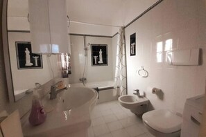 Haartrockner, Handtücher, Seife, Toilettenpapier