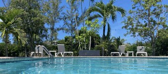 7mile-Hidden Hideaway-King Bed-Kitchen-Pool