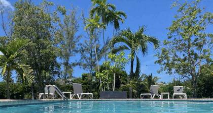 7mile-Hidden Hideaway-King Bed-Kitchen-Pool