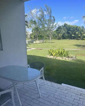 Outdoor dining - 7mile-Hidden Hideaway-King Bed-Kitchen-Pool (George Town)